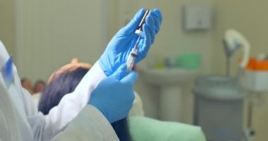 Doktor şırınga enjeksiyon için hazırlar