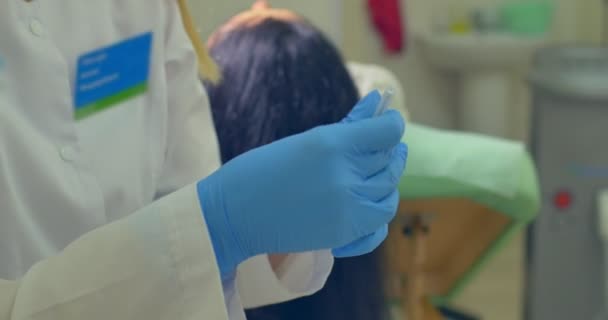 Le médecin prépare la seringue pour injection — Video