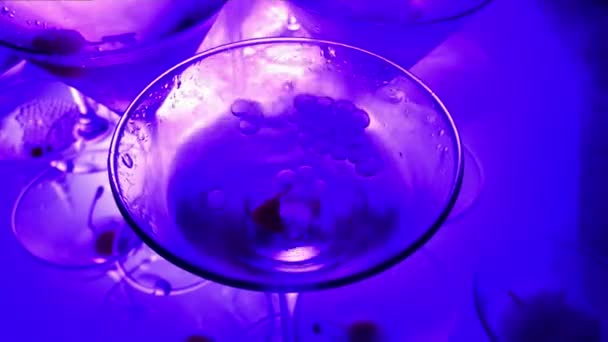 液体窒素でシャンパンのピラミッド。カラフルな led ライト — ストック動画