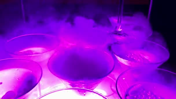 液体窒素でシャンパンのピラミッド。カラフルな led ライト — ストック動画