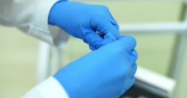 Doktor bir ilaç şırınga hazırla