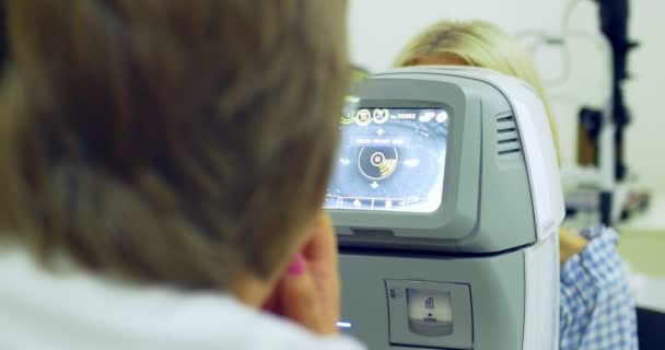 Doctora que trabaja con la máquina del refractómetro. Primer plano de la tecnología oftalmológica — Vídeo de stock