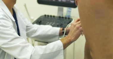 Bir doktor modern sonogram ven skleroterapi yordamda görüntülemek için kullanır. Cerrahi, yakın çekim bir yöntem ve varisli damarlar