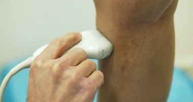 Bir doktor modern sonogram ven skleroterapi yordamda görüntülemek için kullanır. Cerrahi, yakın çekim bir yöntem ve varisli damarlar