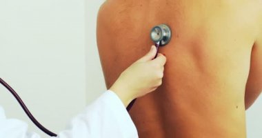 Klinik hekim adam stetoskop tarafından incelenmesi