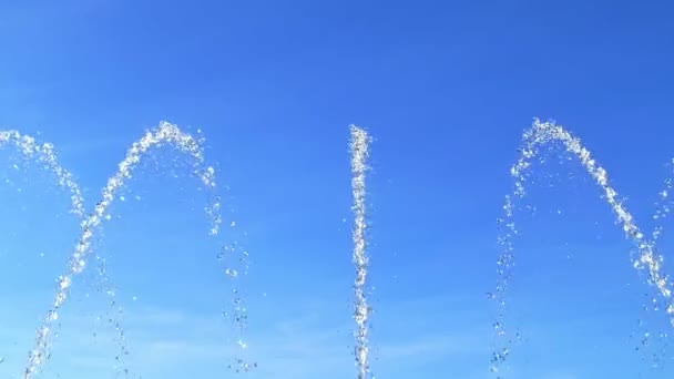 Spitzen von Wasserstrahlen sprudeln vor blauem Himmel empor — Stockvideo