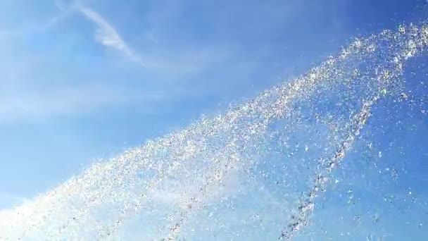 Tops de chorros de agua que brotan hacia arriba contra el cielo azul — Vídeo de stock