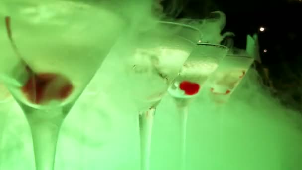 Pirámide de champán con nitrógeno líquido. Luces led coloridas — Vídeos de Stock