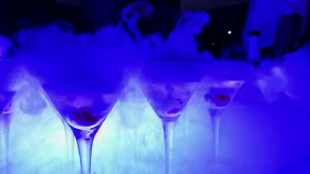 Pyramide aus Champagner mit flüssigem Stickstoff. Bunte LED-Lichter — Stockvideo