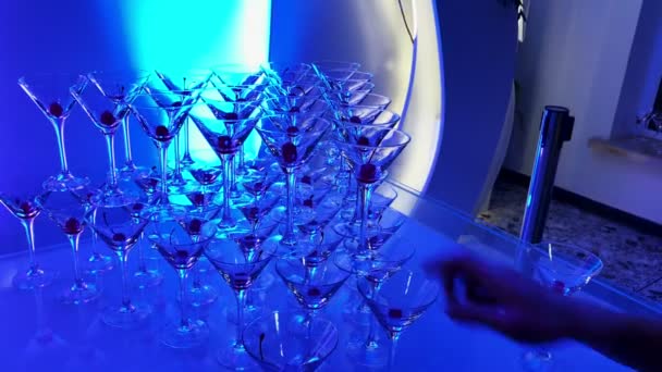Piramide van champagne met vloeibare stikstof. Kleurrijke led verlichting — Stockvideo