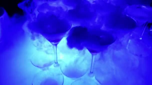 Pirâmide de champanhe com nitrogênio líquido. Luzes led coloridas — Vídeo de Stock