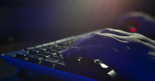PC-Gaming auf Tastatur in der Nacht. dunkle Hintergrundbeleuchtung. Nahaufnahme — Stockvideo