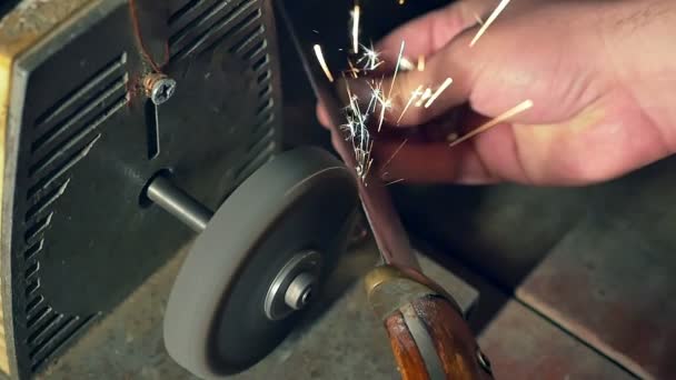 연 삭 기계에 오래 된 칼 선명 클로즈업입니다. 슬로우 모션 — 비디오
