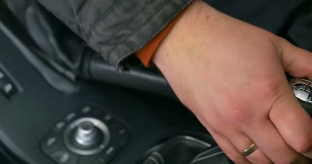 De verandering van de versnelling in de auto. Handgeschakelde transmissie. Close-up — Stockvideo