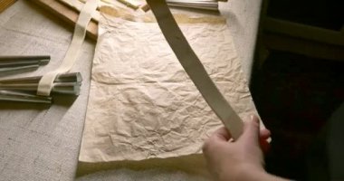 Kurabiye pişirme için hazırlanıyor. Mutfakta çalışan kadın. Eller yakın çekim