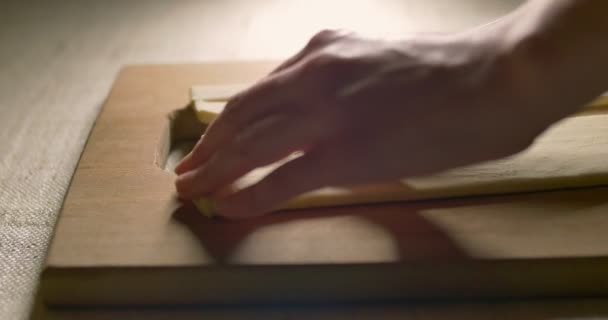 Preparación de galletas para hornear. Mujer trabajando en la cocina. Primer plano de las manos — Vídeos de Stock