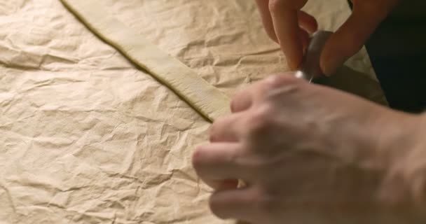 Preparación de galletas para hornear. Mujer trabajando en la cocina. Primer plano de las manos — Vídeos de Stock