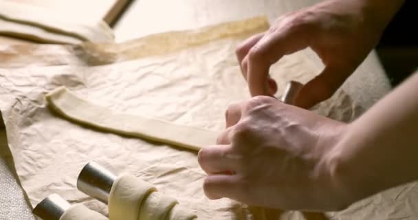 Préparation des biscuits pour la cuisson. Une femme qui travaille dans la cuisine. Gros plan des mains — Video