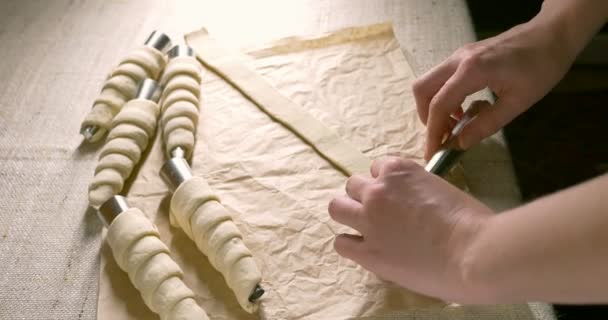 Plätzchen zum Backen zubereiten. Frau arbeitet in der Küche. Hände aus nächster Nähe — Stockvideo