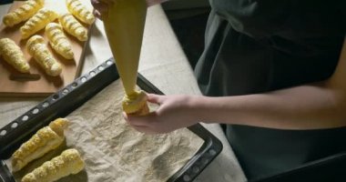 Kurabiye pişirme için hazırlanıyor. Mutfakta çalışan kadın. Eller yakın çekim