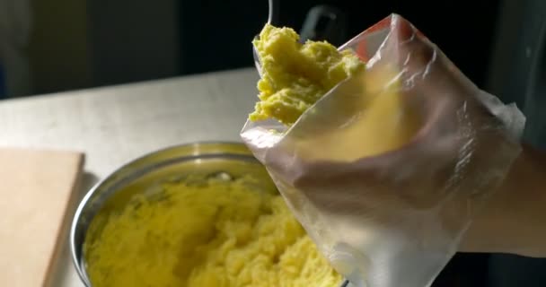 Preparación de galletas para hornear. Mujer trabajando en la cocina. Primer plano de las manos — Vídeos de Stock