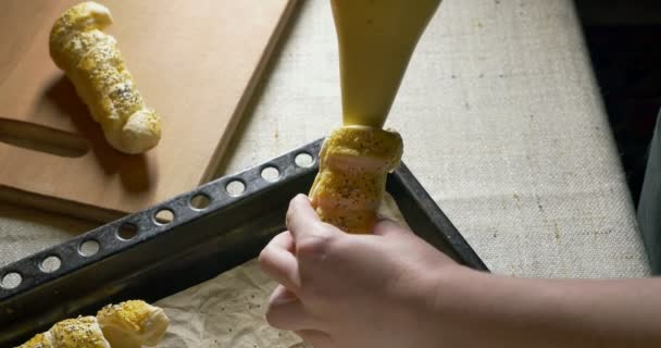 Preparación de galletas para hornear. Mujer trabajando en la cocina. Primer plano de las manos — Vídeos de Stock