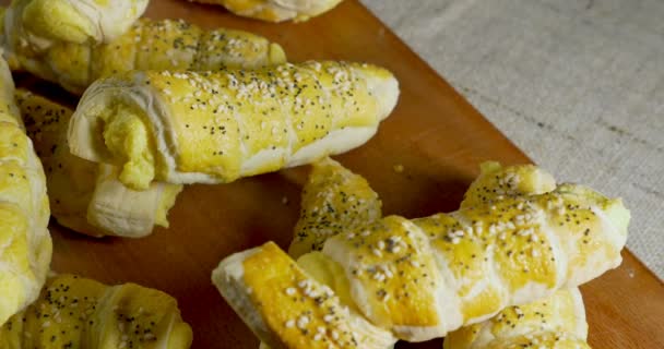 Cookies à la planche de bois. Plan coulissant, gros plan — Video