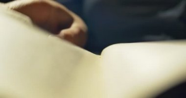 Geceleri gönüllülük a kitap. Kitap sayfaları çevirme. Yakın çekim