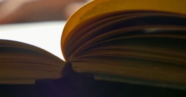 Geceleri gönüllülük a kitap. Kitap sayfaları çevirme. Yakın çekim