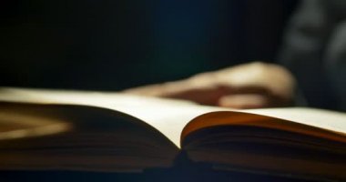 Geceleri gönüllülük a kitap. Kitap sayfaları çevirme. Yakın çekim