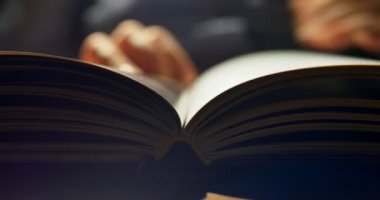 Geceleri gönüllülük a kitap. Kitap sayfaları çevirme. Yakın çekim