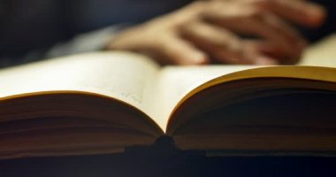 Geceleri gönüllülük a kitap. Kitap sayfaları çevirme. Yakın çekim