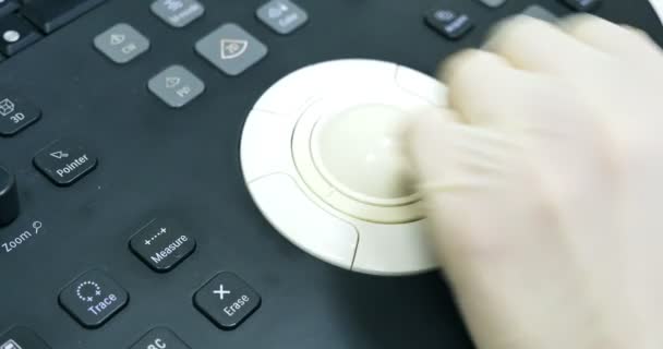 Médicos manos trabajando en la máquina de ultrasonido. Haga clic en los botones. De cerca. — Vídeos de Stock