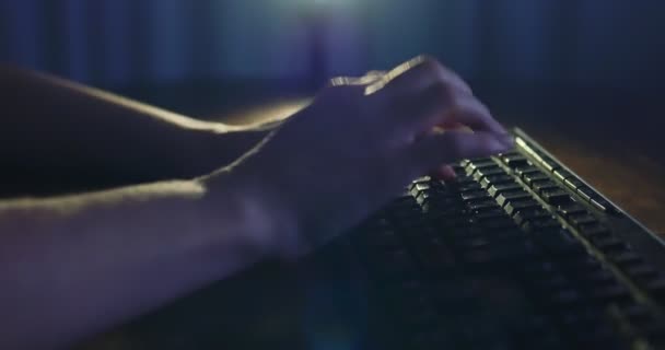 Typen op toetsenbord bij nacht. Donkere achtergrondverlichting. Close-up — Stockvideo