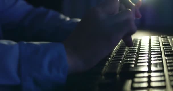 Escribir Teclado Por Noche Iluminación Fondo Oscuro Primer Plano — Vídeo de stock