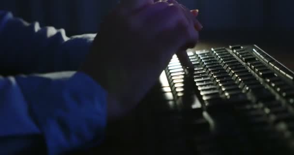 Nachts Auf Der Tastatur Tippen Dunkle Hintergrundbeleuchtung Nahaufnahme — Stockvideo