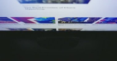 Bilgisayar üzerinde çalışıyor. Üstten Görünüm pc monitörü. Örümcek ağı dalga köpüğü