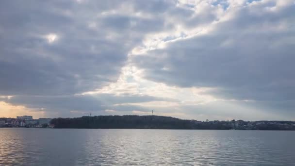 Raios de sol incríveis se movendo sobre a paisagem do lago da cidade. Desfasamento temporal — Vídeo de Stock