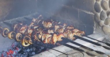 Açık havada öğle yemeğinde mangalda domuz eti pişirme parçaları. Açık yangın üzerinde hazırlanan shashlik