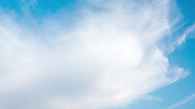 Beyaz bulutlar zaman ayarlı. Bulutlu cennet güzel havada