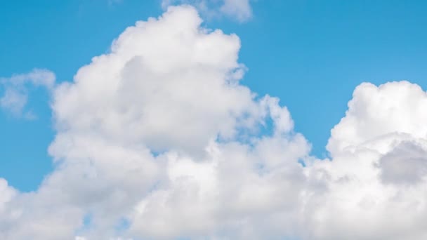 A fehér felhők időznek. Felhős mennyország gyönyörű időben — Stock videók