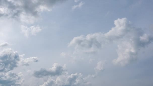 Bílé mraky ubíhají. Mraky nebe za krásného počasí — Stock video