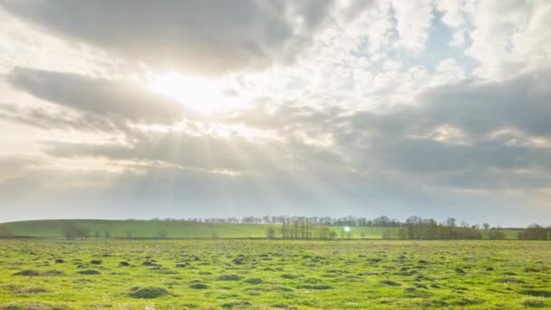 Nubes de lluvia en el campo salvaje en primavera. Caducidad — Vídeos de Stock