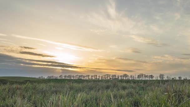 Nuvens de pôr-do-sol no campo na primavera. Desfasamento temporal — Vídeo de Stock