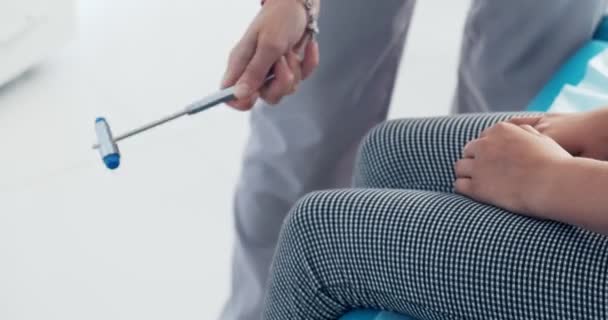 Der Neurologe untersucht das Kind mit einem Hammer am Knie — Stockvideo