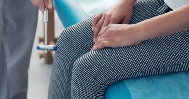 Лікар невролог оглядає дитячі пацієнтські стрічки молотком на коліні — стокове відео