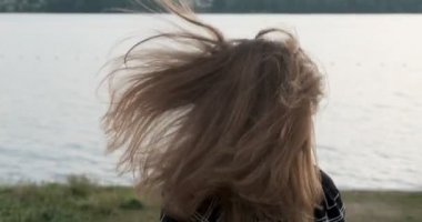 Beni takip et, onu takip etmeni isteyen genç smilling koşan kız.