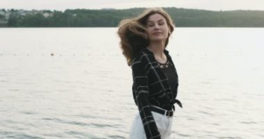 Hareketli kameraya bakarak güzel bir görünüm ve doğal makyaj ile Harika gülümseyen kadın