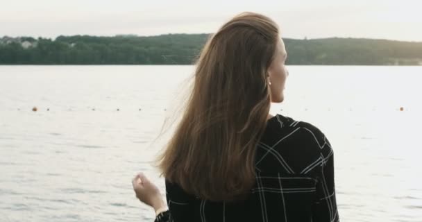 Prachtige lachende vrouw met een mooie look en natuurlijke make-up kijken naar bewegende camera — Stockvideo