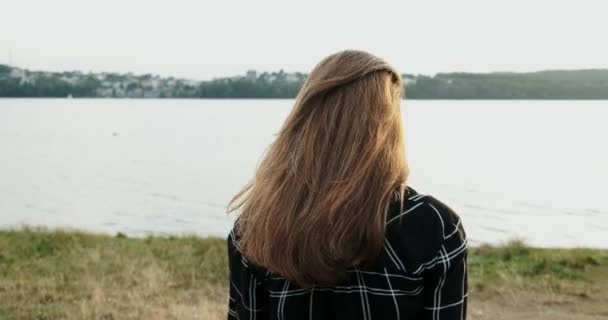 Folge mir, junges lächelndes wandelndes Mädchen, das dich bittet, ihr zu folgen — Stockvideo